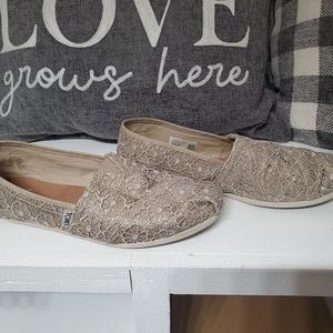 Tom's glittery shoes